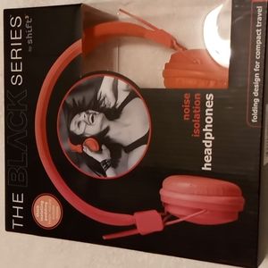Noise isolating headphones